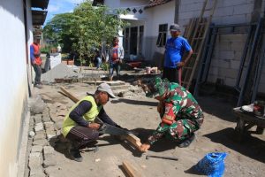 Read more about the article Impian Mbah Kemi Miliki Rumah Layak Huni Kian Nyata, Babinsa Tanjungsari dan Warga Pasang Rangka Atap
