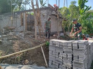 Read more about the article Babinsa Nglutung Dampingi Pemasangan Dinding Batako Rumah Warga Binaan dalam Program Rutilahu