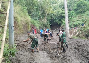 Read more about the article Longsor dan Banjir Terjang Balong, TNI-Polri dan Warga Bangun Jembatan Darurat