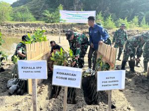 Read more about the article TNI Peduli Lingkungan, Dandim Tulungagung Pimpin Penanaman Mangrove di Cemoro Sewu Sine
