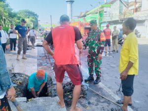 Read more about the article Demi Lingkungan Bersih, Babinsa Pangongangan Gotong Royong Bersama Warga Bersihkan Saluran Air