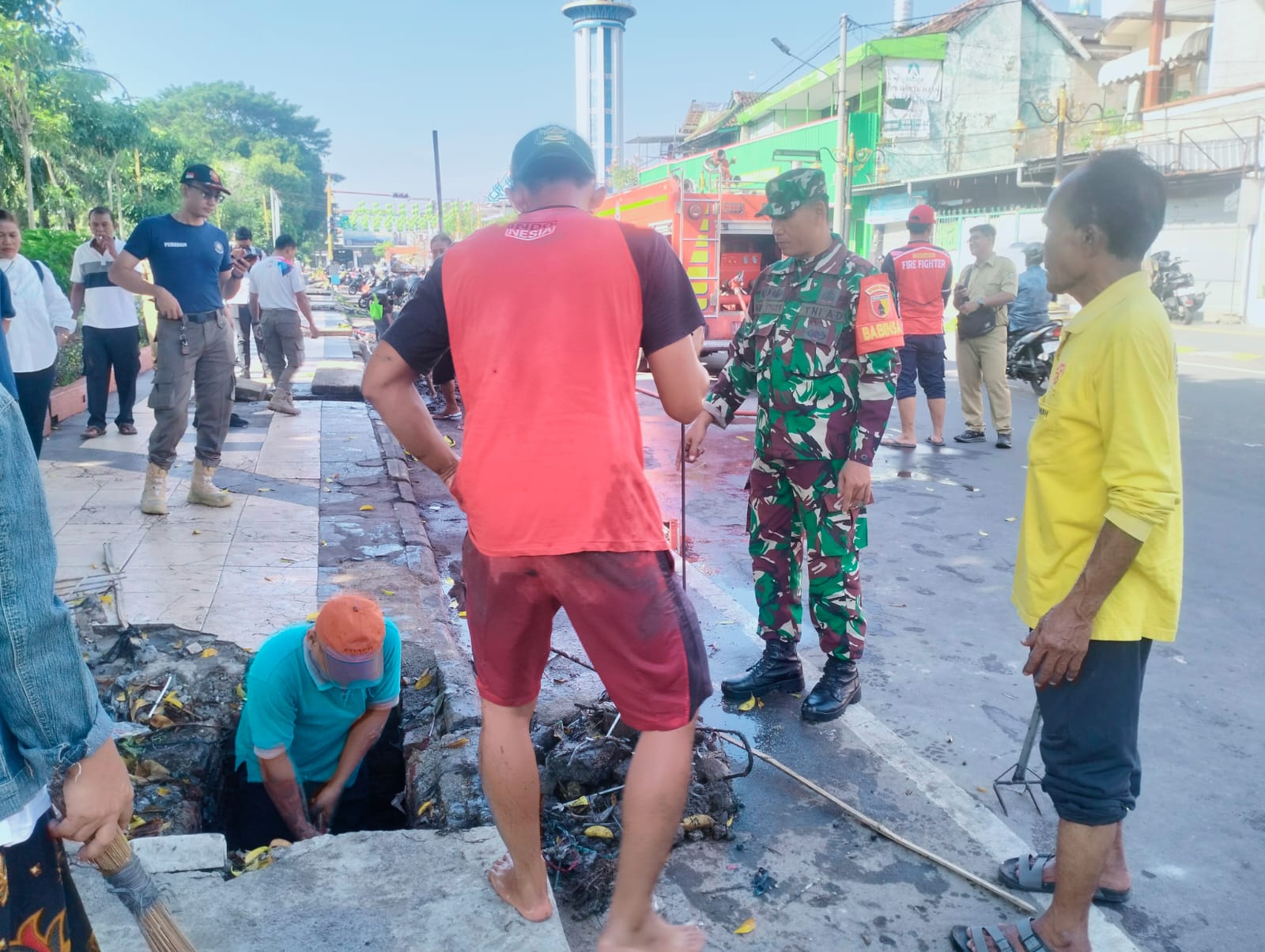 Read more about the article Demi Lingkungan Bersih, Babinsa Pangongangan Gotong Royong Bersama Warga Bersihkan Saluran Air