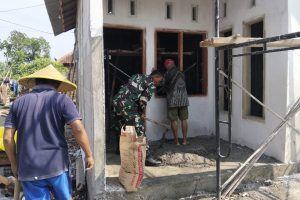 Read more about the article Kepedulian TNI untuk Rakyat, Babinsa Tamanan Bantu Wujudkan Rumah Layak Huni