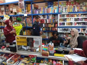 Read more about the article Sinergi TNI dan Satgas Cukai Menjaga Dagangan dari Peredaran Rokok Ilegal