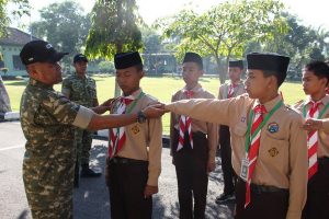 Read more about the article Antusias Ikuti LDK, Pengurus OSIS SMP Islam Al Ma’arif Darunajah Digembleng TNI