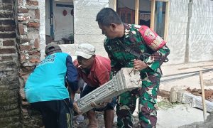 Read more about the article Gotong Royong Bangun Harapan, Babinsa Dampingi Pembangunan Rumah Layak Huni Warga Banyukambang