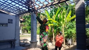 Read more about the article Gotong Royong Babinsa dan Warga Wujudkan Rumah Layak Huni bagi Keluarga di Krandegan