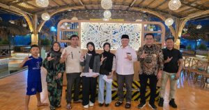 Read more about the article Mukhlis Basri Sambangi Keluarga Siswa Kembar Asal Krui yang Lolos UI