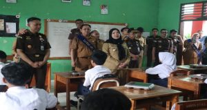 Read more about the article Eva Dwiana Dampingi Kajati Tinjau Pelaksanaan MBG di SDN 1 Way Lunik