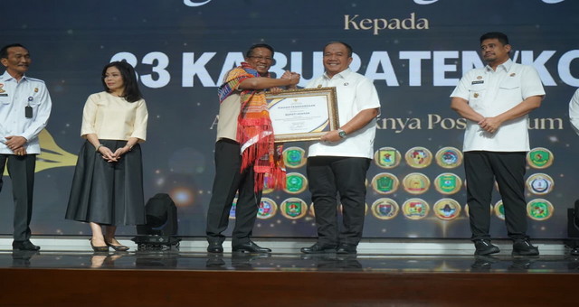 You are currently viewing Bupati Asahan Terima Penghargaan Menteri Hukum RI