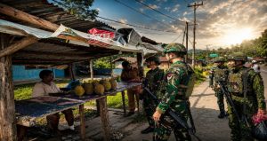 Read more about the article Satgas Pamtas Kewilayahan RI-PNG Yonif 764/IB Beli Dagangan Masyarakat