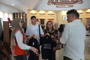Read more about the article Ratusan Peserta HUT REI Kunjungi Dekranasda Lampung, Produk Kriya, Wastra dan Kuliner Jadi Daya Tarik