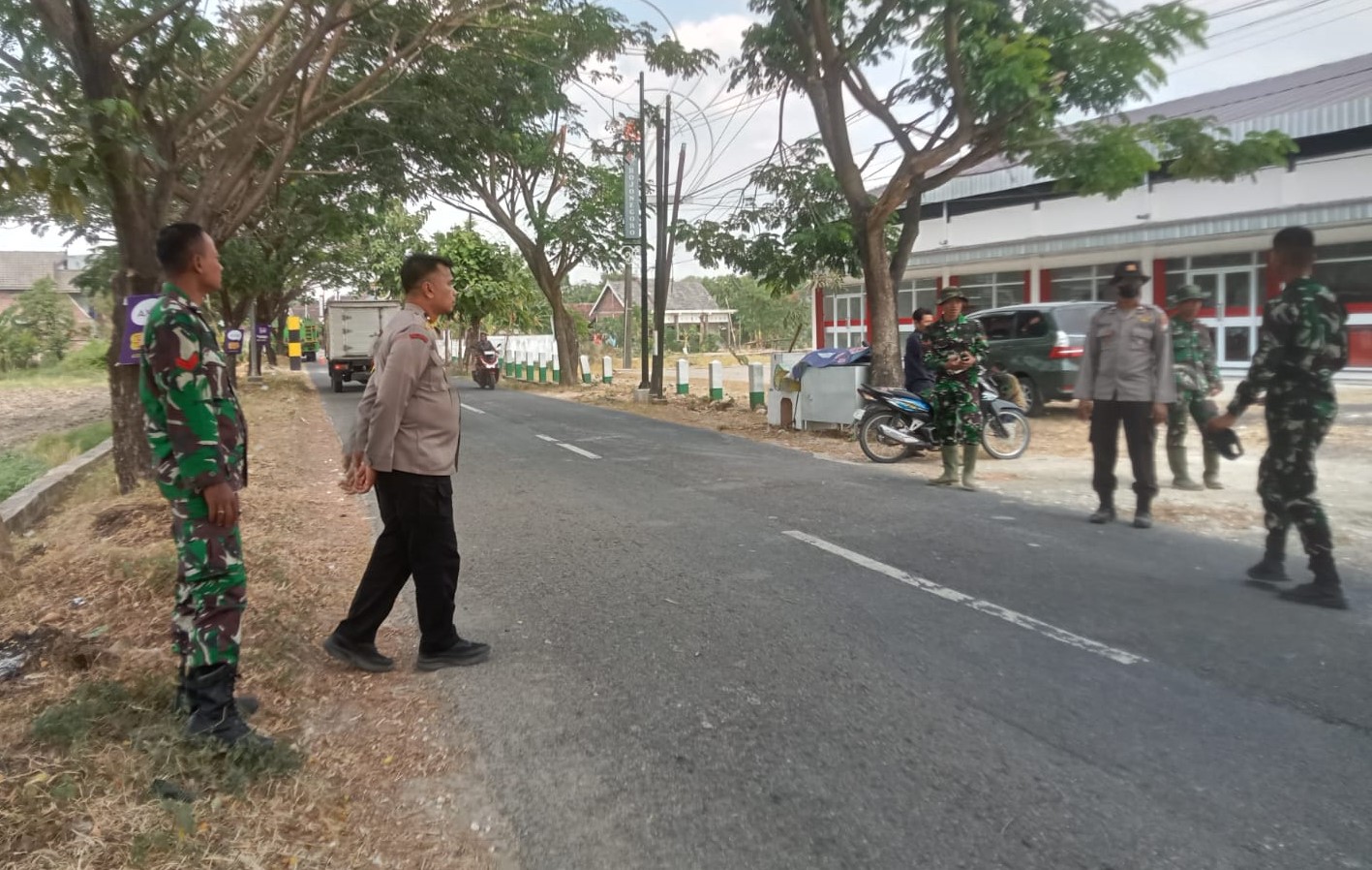 You are currently viewing TMMD 129 Bojonegoro, TNI-Polri Bersinergi bantu Pengamanan Pembongkaran Bangunan untuk Rest Area