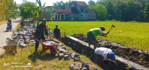 Read more about the article Babinsa dan Warga Sewulan Bangun Saluran Irigasi Demi Sawah yang Lebih Subur
