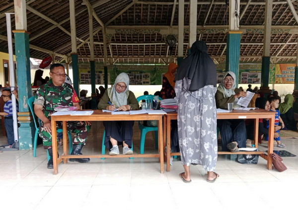 You are currently viewing Dari Balita hingga Lansia, Babinsa Mojorayung Kawal Layanan Kesehatan Warga