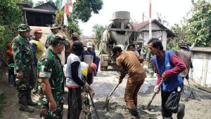 Read more about the article Karya Bhakti TNI  Rabat Jalan di Desa Wonorejo Rampung Dua Pertiga Dari Target