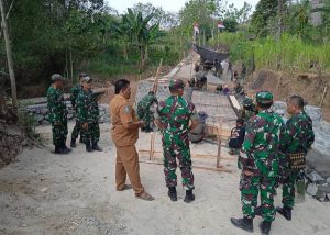 Read more about the article Lihat Progres Sasaran Fisik,  Dansatgas TMMD 129 Terjun ke Lokasi