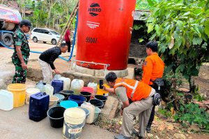 Read more about the article TNI-BPBD-BBWS Brantas Salurkan 16.000 Liter Air Bersih untuk Warga Terdampak Kekeringan di Panggul