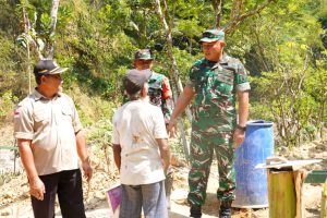 Read more about the article Demi Anak Cucu, Mbah Kabul yang Berusia 74 Tahun Ikut Bangun Jembatan Garuda