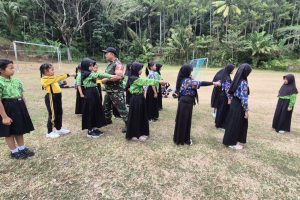 Read more about the article TNI Latih PBB Siswa SDN 1 Nglebo, Tanamkan Disiplin dan Karakter Sejak Dini