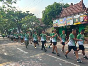 Read more about the article Jaga Kebugaran dan Cegah Cedera, Anggota  Makodim Tulungagung Gelar Aerobik Lari Santai di Alun-alun