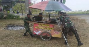 Read more about the article Aksi Peduli Satgas TMMD 129 Bojonegoro bantu Dorong Gerobak “Sempol” Bu Kartini