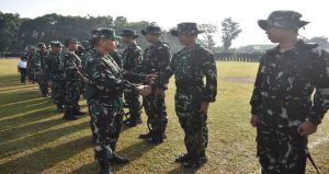 Read more about the article Danrem 043/Gatam Motivasi Kontingen Balakrem dan Yonif 143/TWEJ pada Pembukaan Lomba Binsat Kodam XXI/Radin Inten