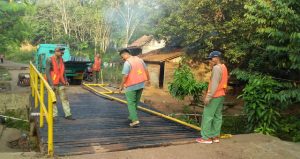 Read more about the article Tindak lanjuti Laporan Masyarakat, Kini Jembatan Kembali Aman Dilalui