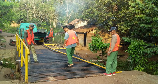 You are currently viewing Tindak lanjuti Laporan Masyarakat, Kini Jembatan Kembali Aman Dilalui