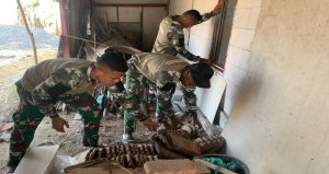 Read more about the article Ukir Senyum Ibu Wagini: Anggota Satgas Kebut Pembersihan dan Finishing Sebelum TMMD 129 Bojonegoro Usai