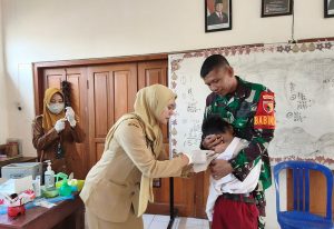 Read more about the article Jaga Anak Tetap Sehat, Babinsa Dampingi BIAS di SDN 01 Kepet
