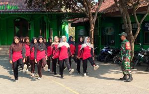 Read more about the article Babinsa Kodim Ponorogo Latih Kedisiplinan Siswa Melalui Baris Berbaris