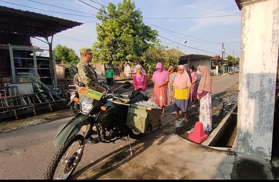 Read more about the article Dari Kebun Koramil untuk Warga, Jumat Berkah Babinsa Mendak Hadirkan Senyum dan Kepedulian