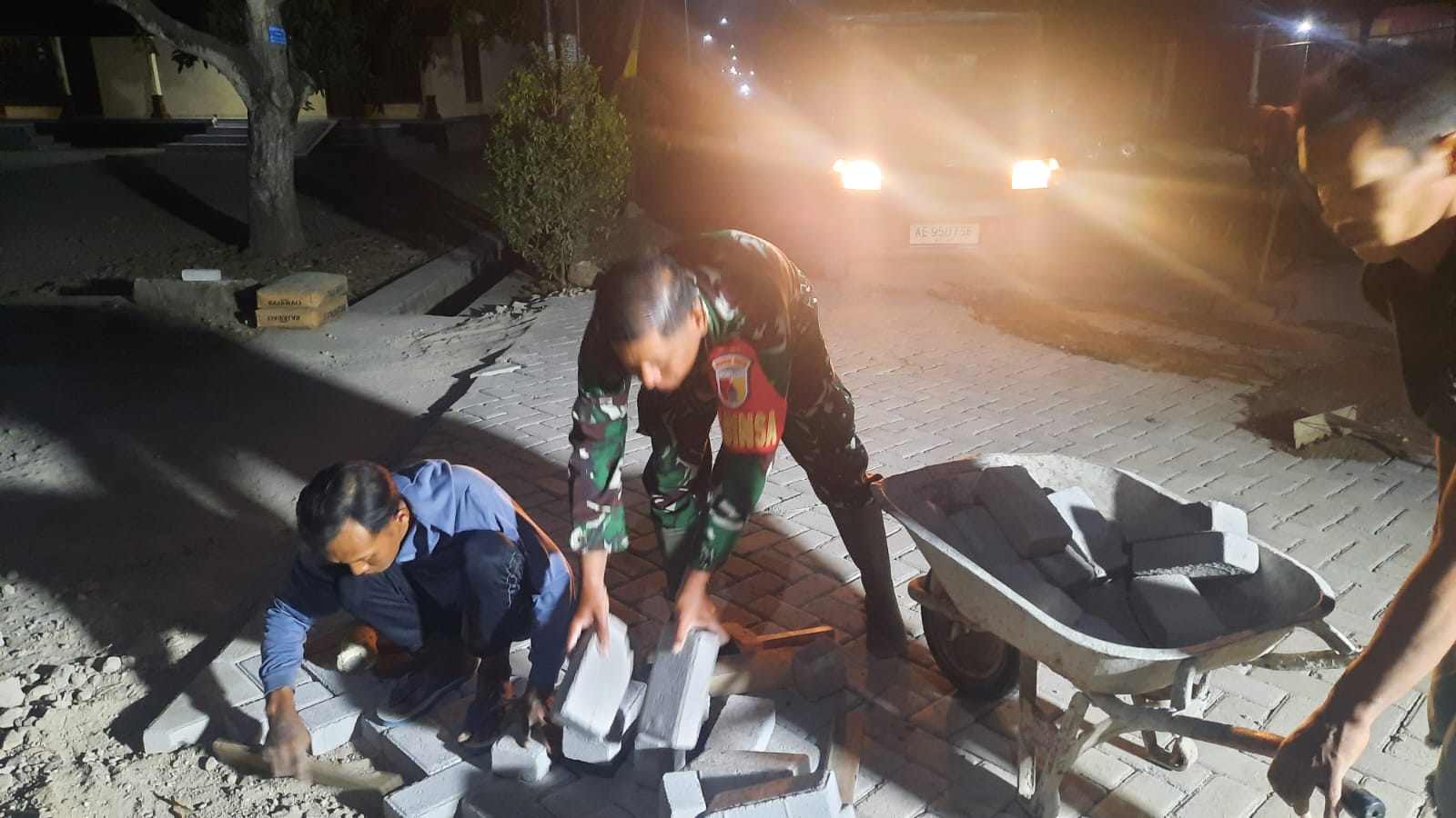 You are currently viewing Lembur Malam, Babinsa Bulu Lor Terus Kawal Proyek TMMD 129