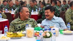 Read more about the article Hangatnya Kebersamaan, Danrem Untoro Makan Bareng Anggota dan Warga