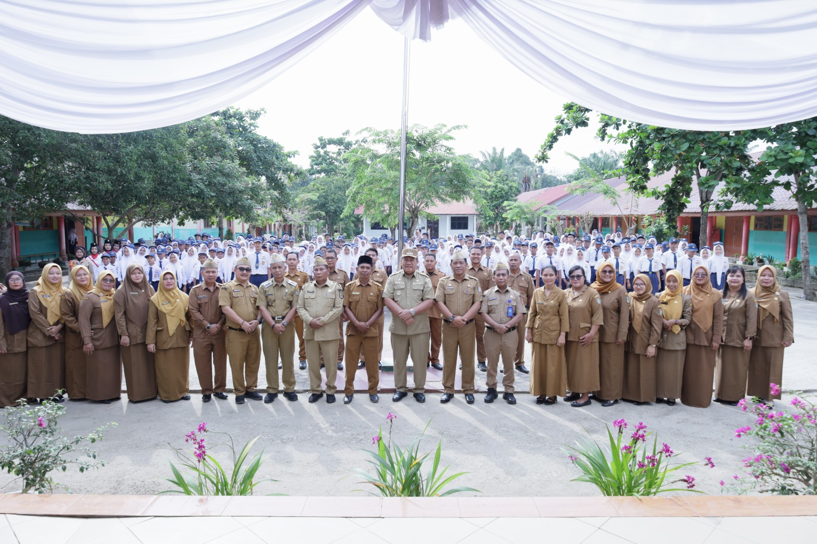 You are currently viewing BUPATI, WAKIL BUPATI DAN SEKRETARIS DAERAH KABUPATEN ASAHAN PIMPIN UPACARA HARI PERTAMA MASUK SEKOLAH