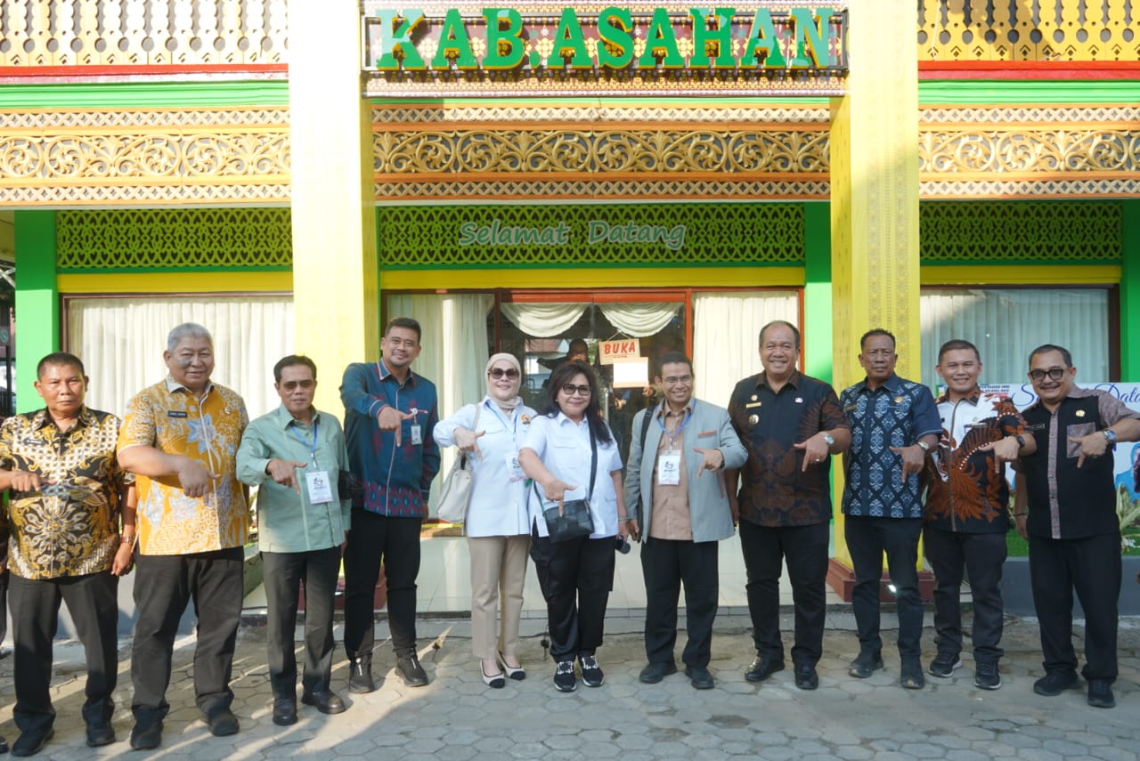 You are currently viewing KETUA TIM KOMISI VII DPR RI DAN GUBERNUR SUMATERA UTARA KUNJUNGI PAVILIUN KABUPATEN ASAHAN DI PRSU 2026