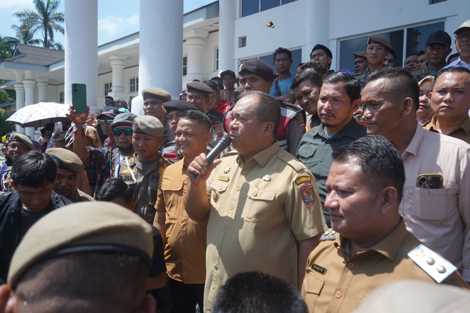 Read more about the article BUPATI ASAHAN TANGGAPI ASPIRASI MASYARAKAT KECAMATAN BANDAR PULAU TERKAIT PEMBANGUNAN INFRASTRUKTUR JALAN