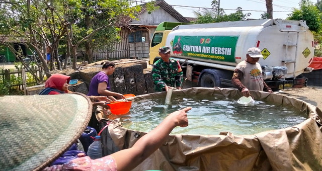 You are currently viewing Kodim Bojonegoro Salurkan 130 Ribu Liter Air Bersih Setiap Hari