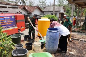 Read more about the article Kesulitan Air Bersih, Kodim Tulungagung Salurkan Bantuan ke Warga Kresikan dan Pakisrejo