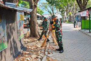 Read more about the article Sambut HUT ke-81 TNI, Kodim Madiun Ajak Pelajar dan Warga Peduli Kebersihan Pasar