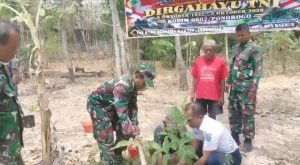 Read more about the article Peringati HUT ke 81 TNI, Kodim Ponorogo Tanam 1050 Bibit Pohon Secara Serentak