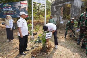 Read more about the article Ratusan Pohon Produktif Hijaukan Brumbun Jelang HUT ke-81 TNI