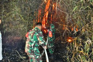 Read more about the article Kendaraan Pemadam Kebakaran Kodim 0803/Madiun Dikerahkan, Babinsa dan Warga Sigap Jinakkan Api di Josenan