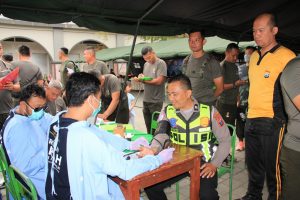 Read more about the article HUT ke-81 TNI, Warga Trenggalek Antusias Ikuti Baksos Kesehatan