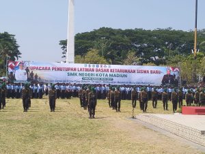 Read more about the article Latsar Ketarunaan Ditutup, Ribuan Pelajar SMKN se-Kota Madiun Tunjukkan Semangat Disiplin dan Kebersamaan
