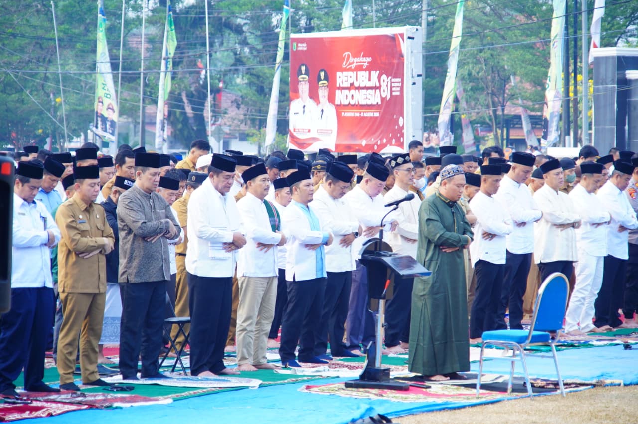 You are currently viewing Doa Dipanjatkan, Kepedulian Ditunjukkan: Bupati Toha Bagikan Masker di Tengah Kemarau