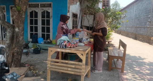 You are currently viewing Enak di Lidah Juga Ramah di Kantong, Pecel Bu Uswarun Jadi Favorit Prajurit Satgas TMMD
