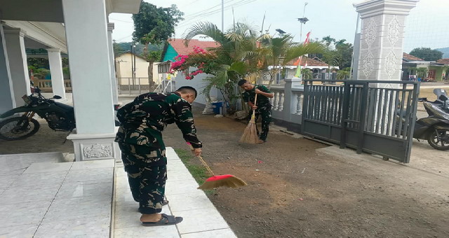 You are currently viewing Awali Aktivitas Pagi, Anggota Satgas TMMD Bersihkan Halaman Balai Desa Sembung