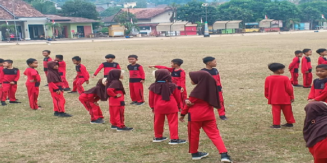 You are currently viewing Ceria di Lapangan, Semangat Anak-Anak SDN 1 Sembung Warnai Suasana Desa Lokasi TMMD